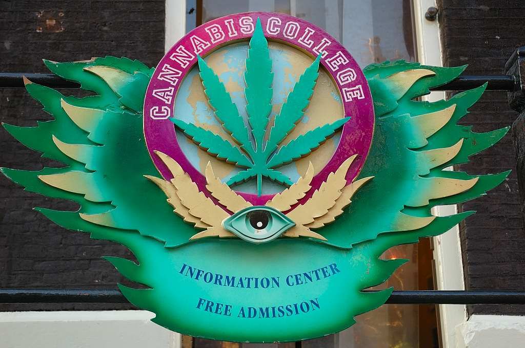 Oudezijds Achterburgwal - Cannabis College - Amsterdam