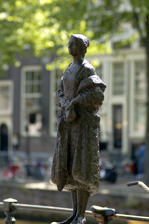 Vrouw met stola (van Pieter d Hont) - Amsterdam