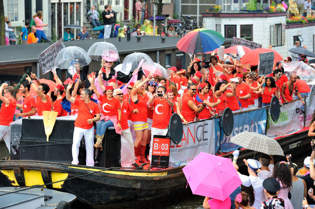 Canal Parade 2012 - Deelnemer Turkse Stichting Elance - Amsterdam